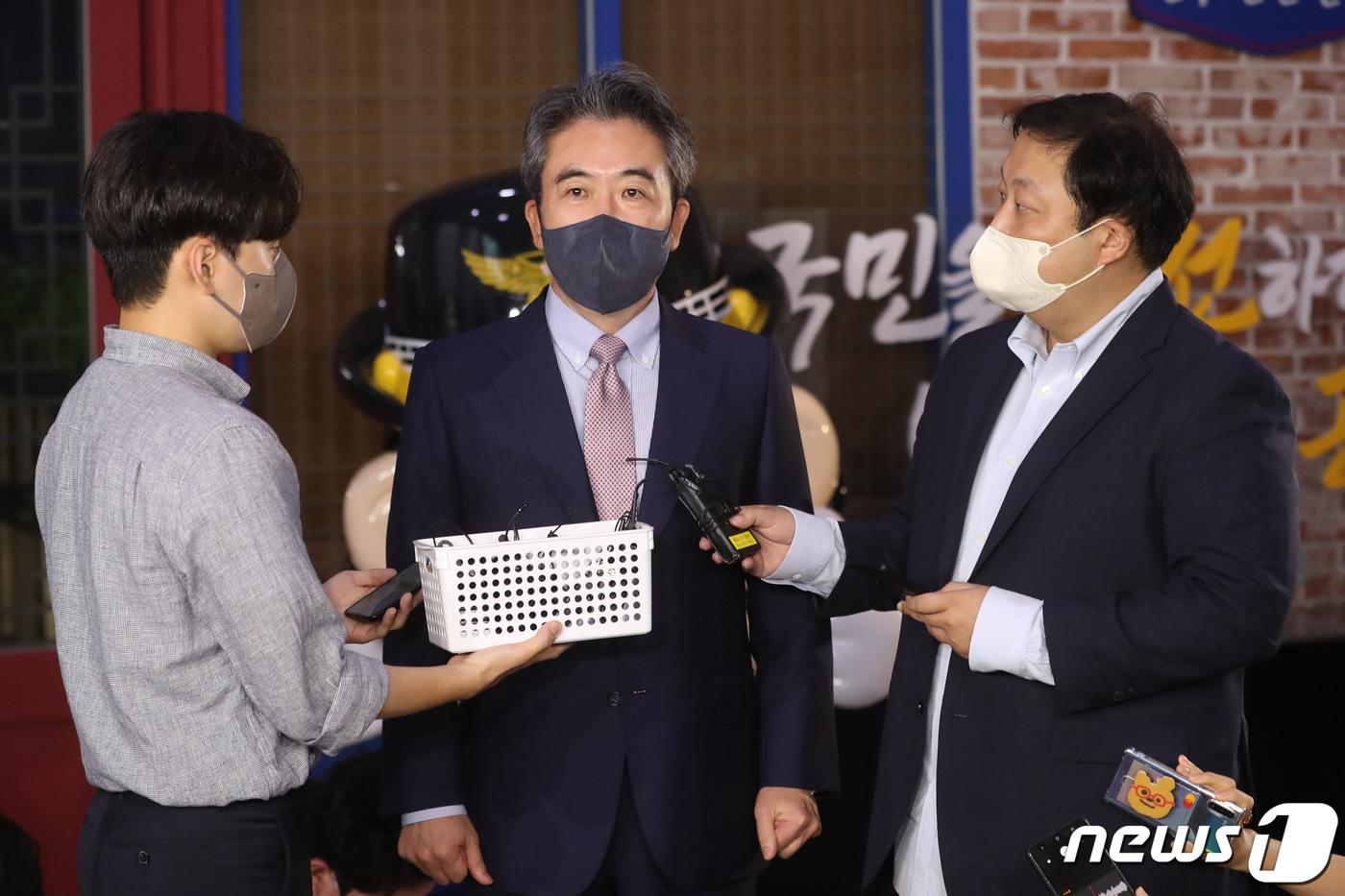 본문 이미지 - 윤희근 경찰청장 후보자가 25일 오후 서울 서대문구 경찰청 로비에서 열린 브리핑에서 취재진의 질문에 답하고 있다. 2022.7.25/뉴스1 ⓒ News1 이성철 기자