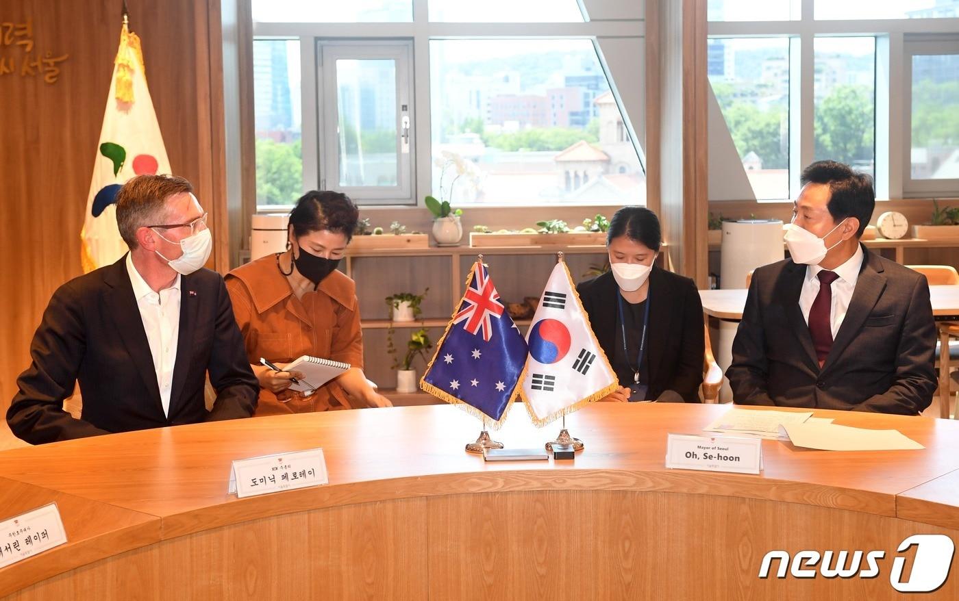 본문 이미지 - 도미닉 페로테 호주 뉴사우스웨일즈(NSW)주 총리(왼쪽)와 오세훈 서울시장. (서울시 제공) ⓒ 뉴스1