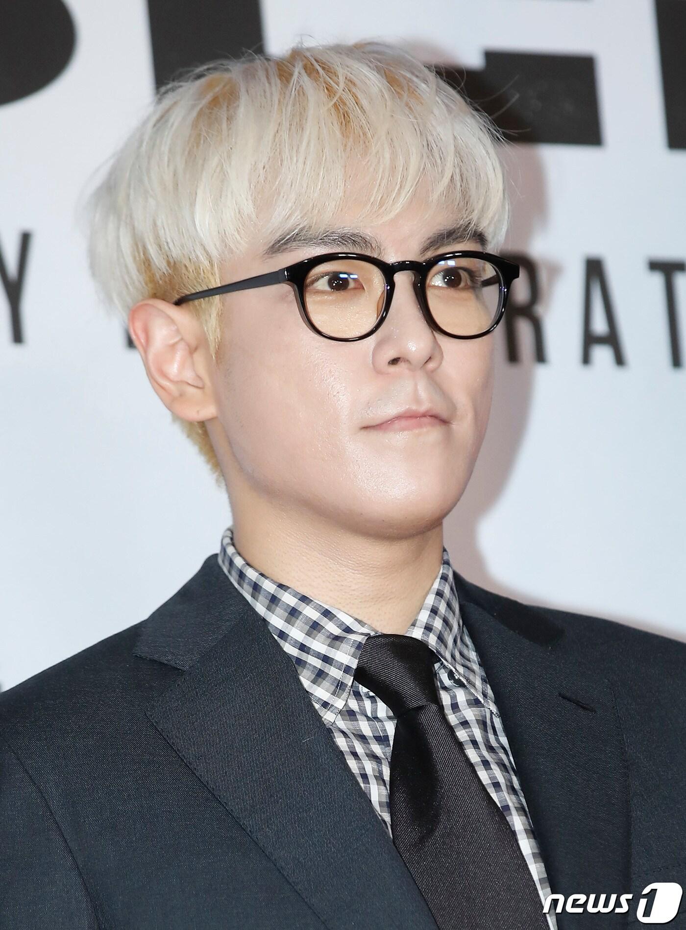 본문 이미지 - 빅뱅 탑이 25일 오후 서울 코엑스 메가박스에서 열린 영화 ‘비상선언’(감독 한재림) VIP 시사회에서 포즈를 취하고 있다. ‘비상선언’은 사상 초유의 항공테러로 무조건적 착륙을 선포한 비행기를 두고 벌어지는 리얼리티 항공재난 영화이다. 2022.7.25/뉴스1 ⓒ News1 권현진 기자