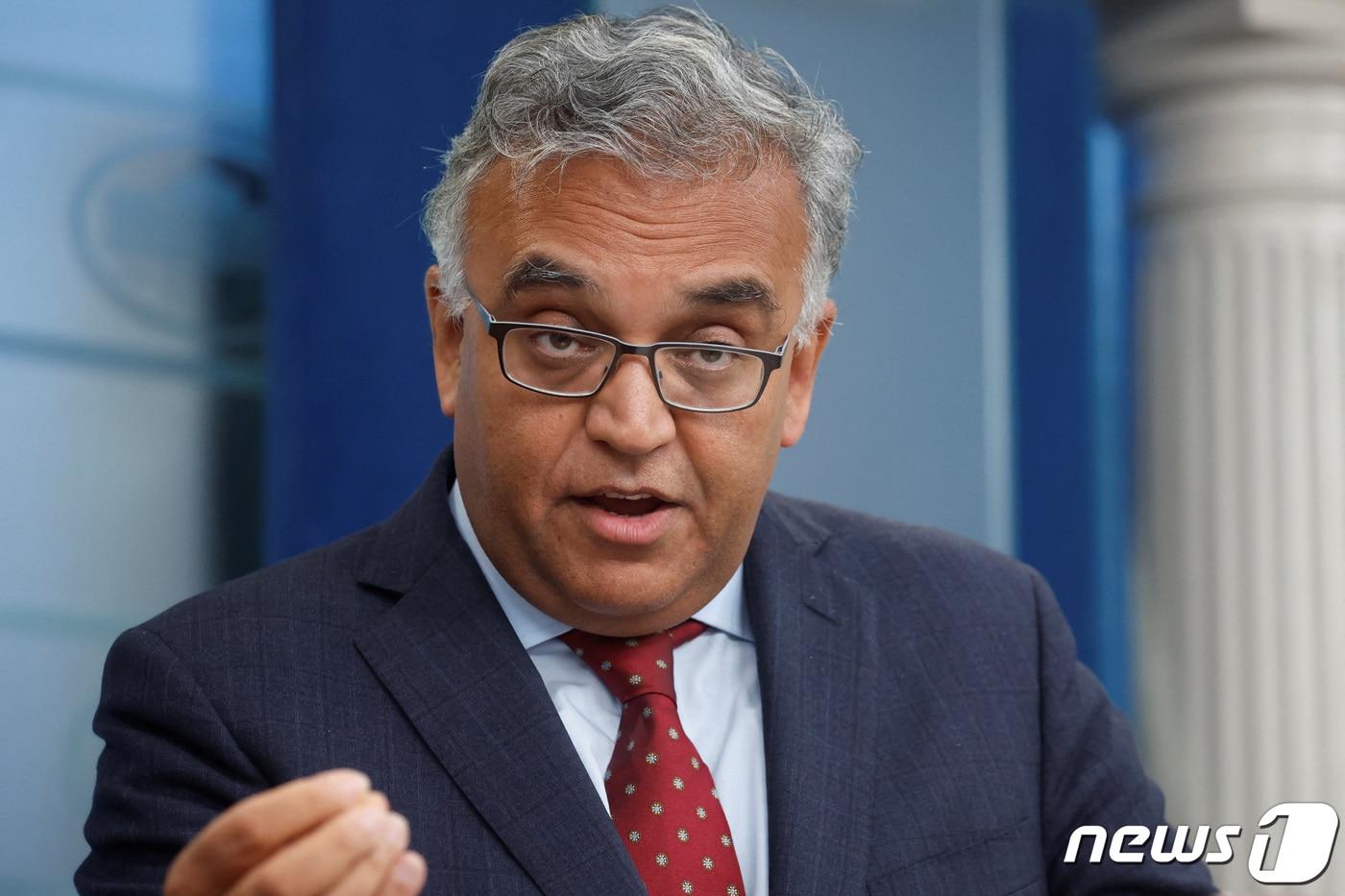 본문 이미지 - 25일 (현지시간) 미국 워싱턴 백악관에서 아시시 자 백악관 코로나19 대응조정관이 일일 언론 브리핑을 하고 있다. ⓒ 로이터=뉴스1 ⓒ News1 박기현 기자