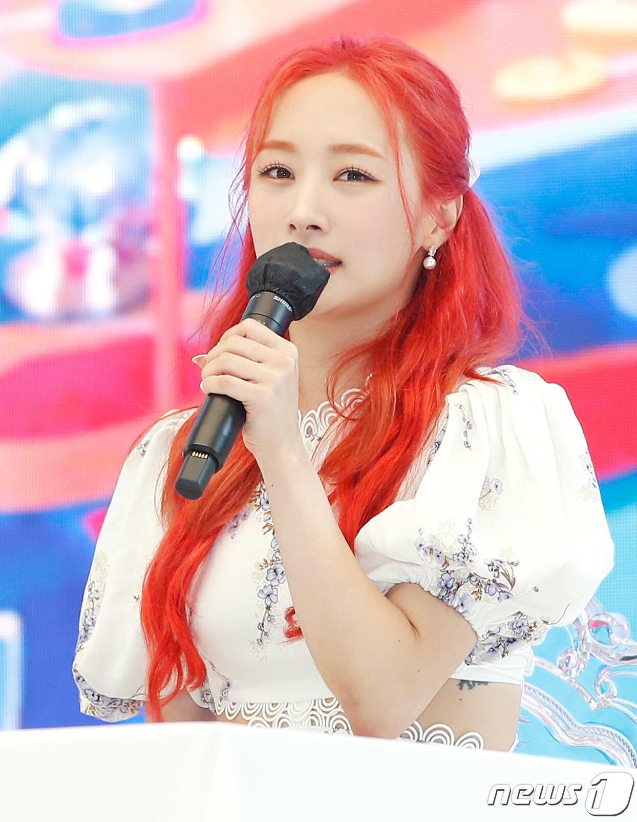 본문 이미지 - 가수 니콜이 26일 오전 서울 장충동 크레스트72에서 가진 새 디지털 싱글 'YOU.F.O (유에프오)' 기자간담회에서 인사말을 하고 있다. 지난 2007년 카라(KARA)로 데뷔한 니콜은 올해로 데뷔 15주년을 맞았다. 니콜은 이번 신곡을 통해 국내에서는 8년여 만에 솔로 활동을 펼칠 예정이다. 2022.7.26/뉴스1 ⓒ News1 권현진 기자