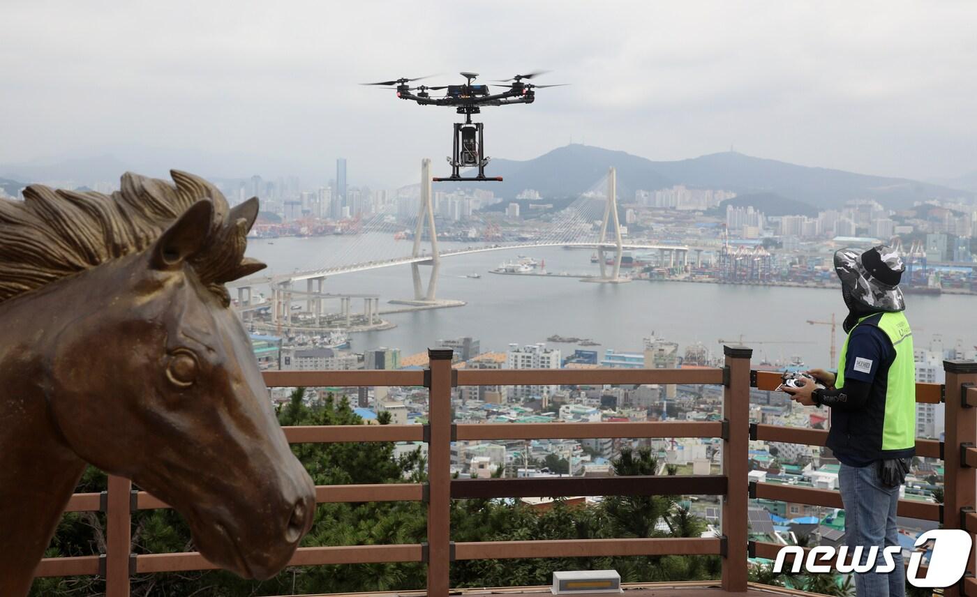 26일 부산 영도구 청학 배수지 전망대에서 열린 '한국국토정보공사(LX) 지적재조사지구 현장 시연회' 에서 LX관계자가 드론을 활용한 지적재조사 측량을 시연하고 있다. 2022.7.26/뉴스1 ⓒ News1 김영훈 기자