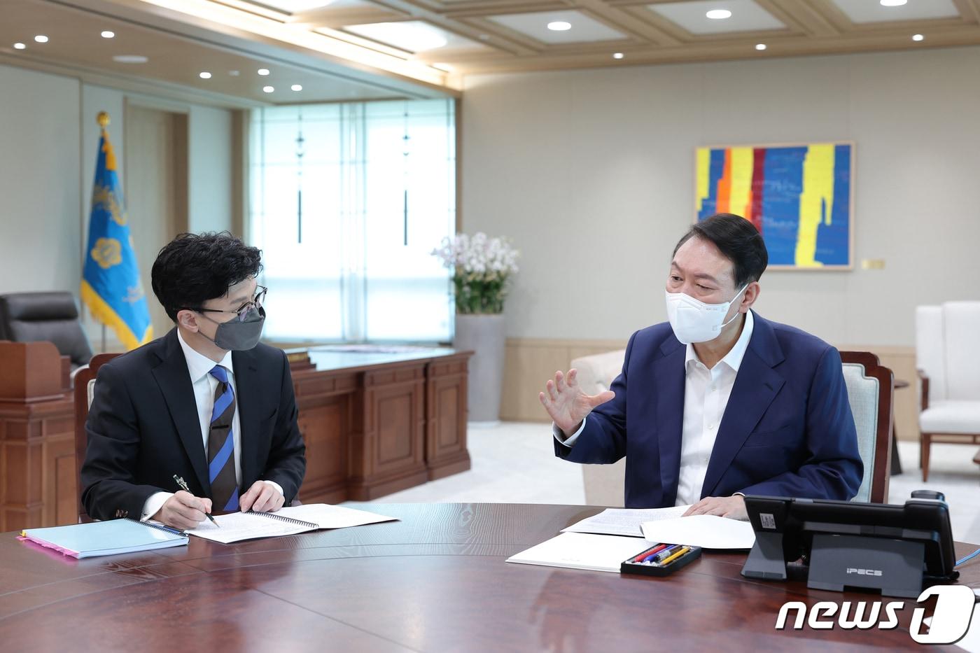 본문 이미지 - 윤석열 대통령이 26일 용산 대통령실 집무실에서 한동훈 법무부장관으로부터 업무보고를 받고 있다. (대통령실 제공) 2022.7.26/뉴스1 ⓒ News1 안은나 기자