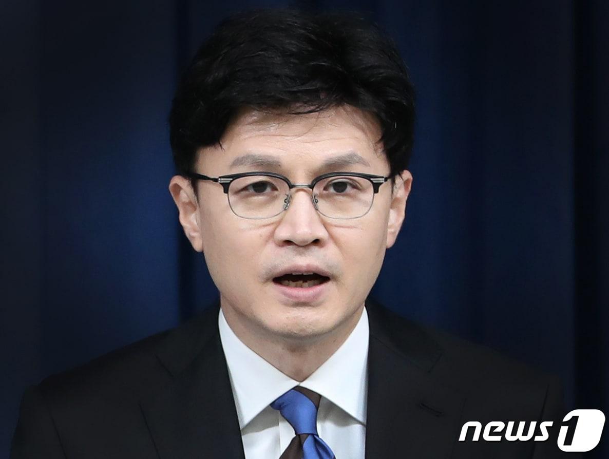 본문 이미지 - 한동훈 법무부 장관이 지난해 7월 26일 용산 대통령실에서 윤석열 대통령에게 5대 핵심 추진 과제 등 법무부 새 정부 업무계획을 보고한 뒤 브리핑하고 있다. 대통령실사진기자단 2022.7.26/뉴스1 ⓒ News1 안은나 기자