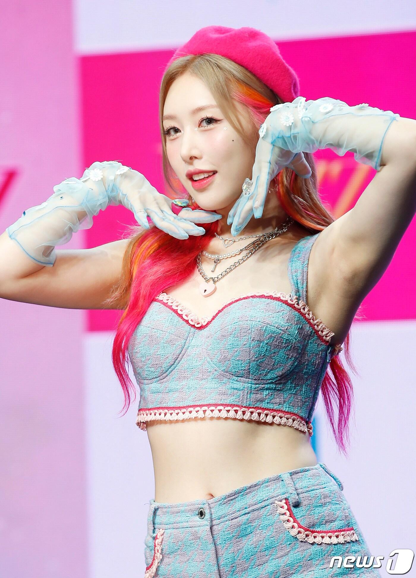 본문 이미지 - 가수 헤즈(Hezz, 홍의진)가 26일 오후 서울 강남구 일지아트홀에서 가진 새 싱글 앨범 '츄릅!(Churup!)' 쇼케이스에서 포즈를 취하고 있다. 헤즈는 지난 2014년 그룹 소나무로 데뷔해 팀 내 메인 댄서로서 뛰어난 춤 실력을 인정받았다. 또 2017년 방송된 KBS 2TV '아이돌 리부팅 프로젝트 더 유닛'에 출연해 여자 1위를 차지하며 프로젝트 그룹 유니티의 센터로 활동했다. 2022.7.26/뉴스1 ⓒ News1 권현진 기자