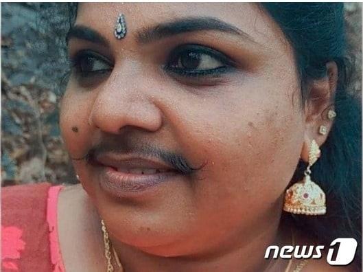 본문 이미지 - 콧수염을 기른 샤의 모습 - BBC 갈무리