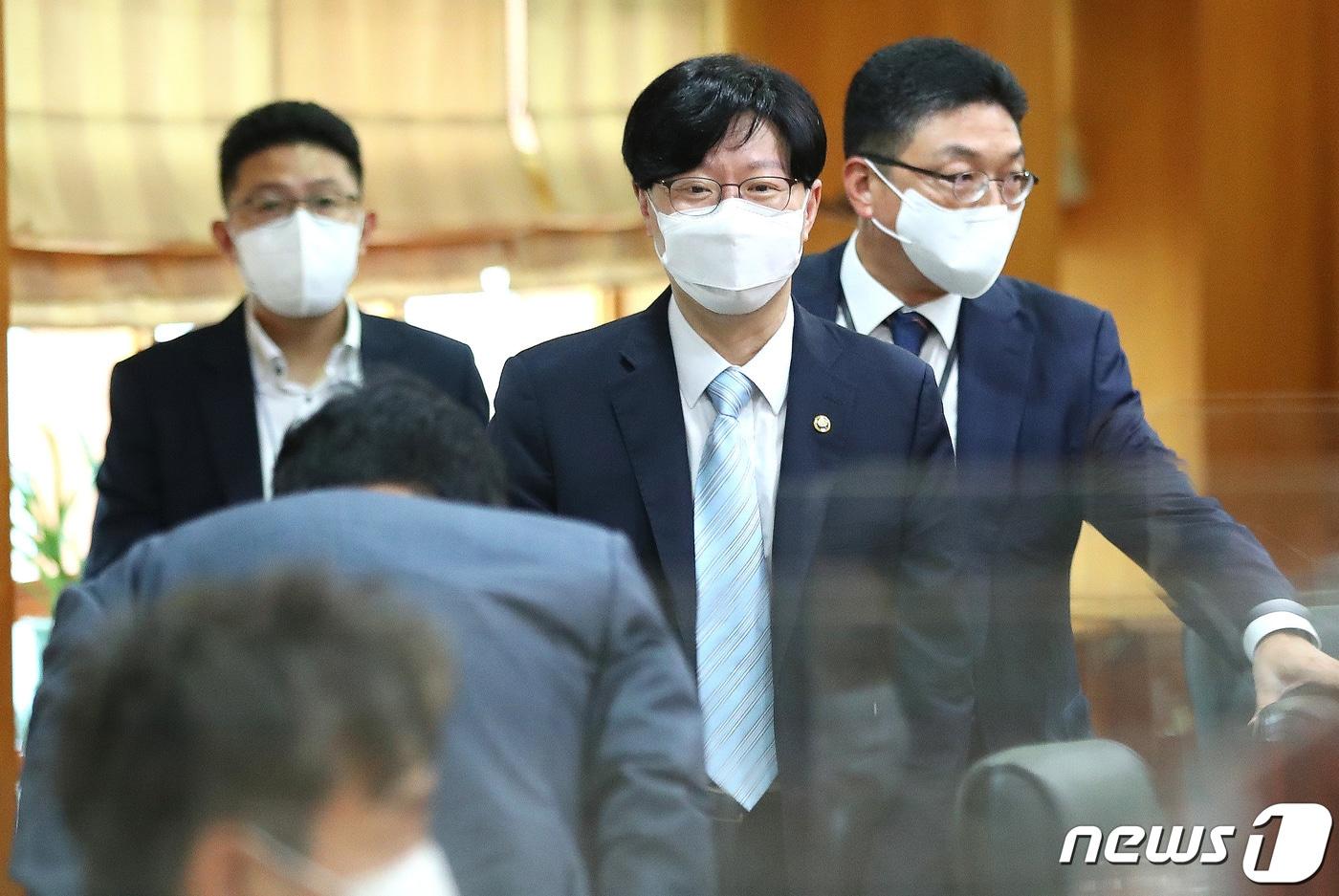 본문 이미지 - 김소영 금융위원회 부위원장이 26일 오후 서울 영등포구 여의도 금융투자협회에서 열린 자본시장 민간전문가 간담회에서 참석자들과 인사를 나누고 있다. 2022.7.26/뉴스1 ⓒ News1 임세영 기자