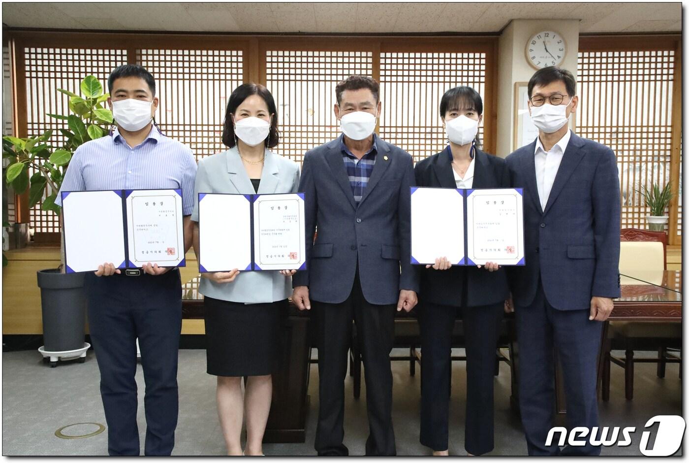 본문 이미지 - 전북 정읍시의회가 집행부와의 인사권 독립 이후 첫 인사를 단행했다. 왼쪽부터 서효열 주무관, 박경희 전문위원, 고경윤 의장, 김현아 주무관,  김운기 의회사무국장.ⓒ 뉴스1