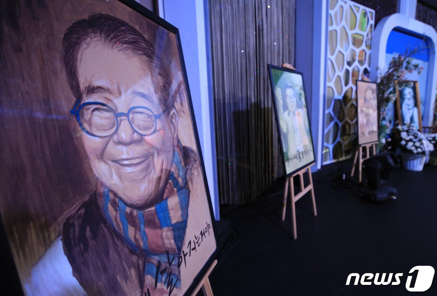 본문 이미지 - 7월26일 오후 서울 종로구 낙원상가 내 모두의극장에 마련된 고(故) 송해 선생 49재 추모 행사장/뉴스1 ⓒ News1 