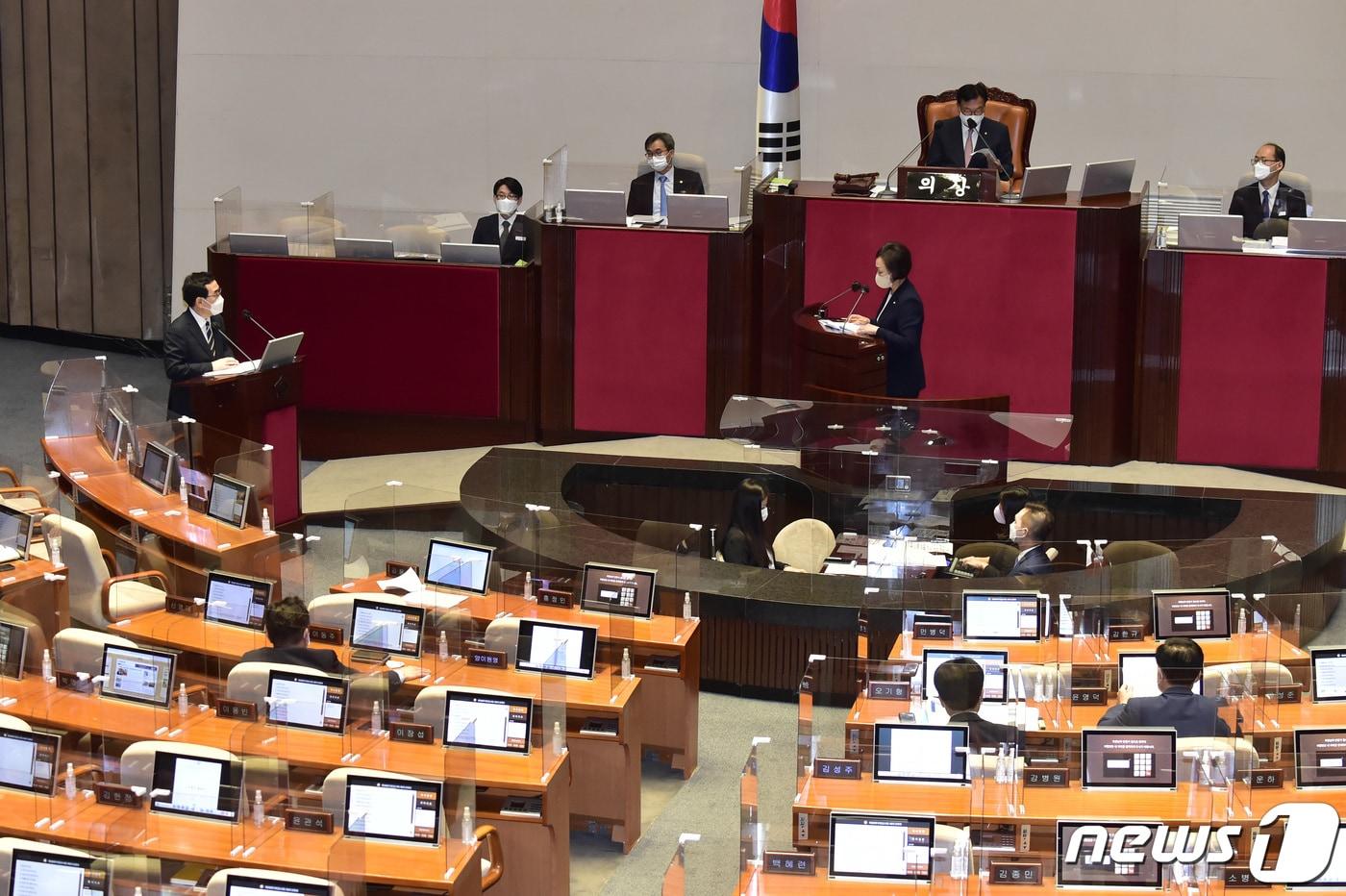 본문 이미지 - 이창양 산업통상자원부 장관이 26일 오후 서울 여의도 국회 본회의장에서 열린 경제 분야 대정부질문에서 의원의 질의에 답변하고 있다. (공동취재) 2022.7.26/뉴스1 ⓒ News1 이재명 기자