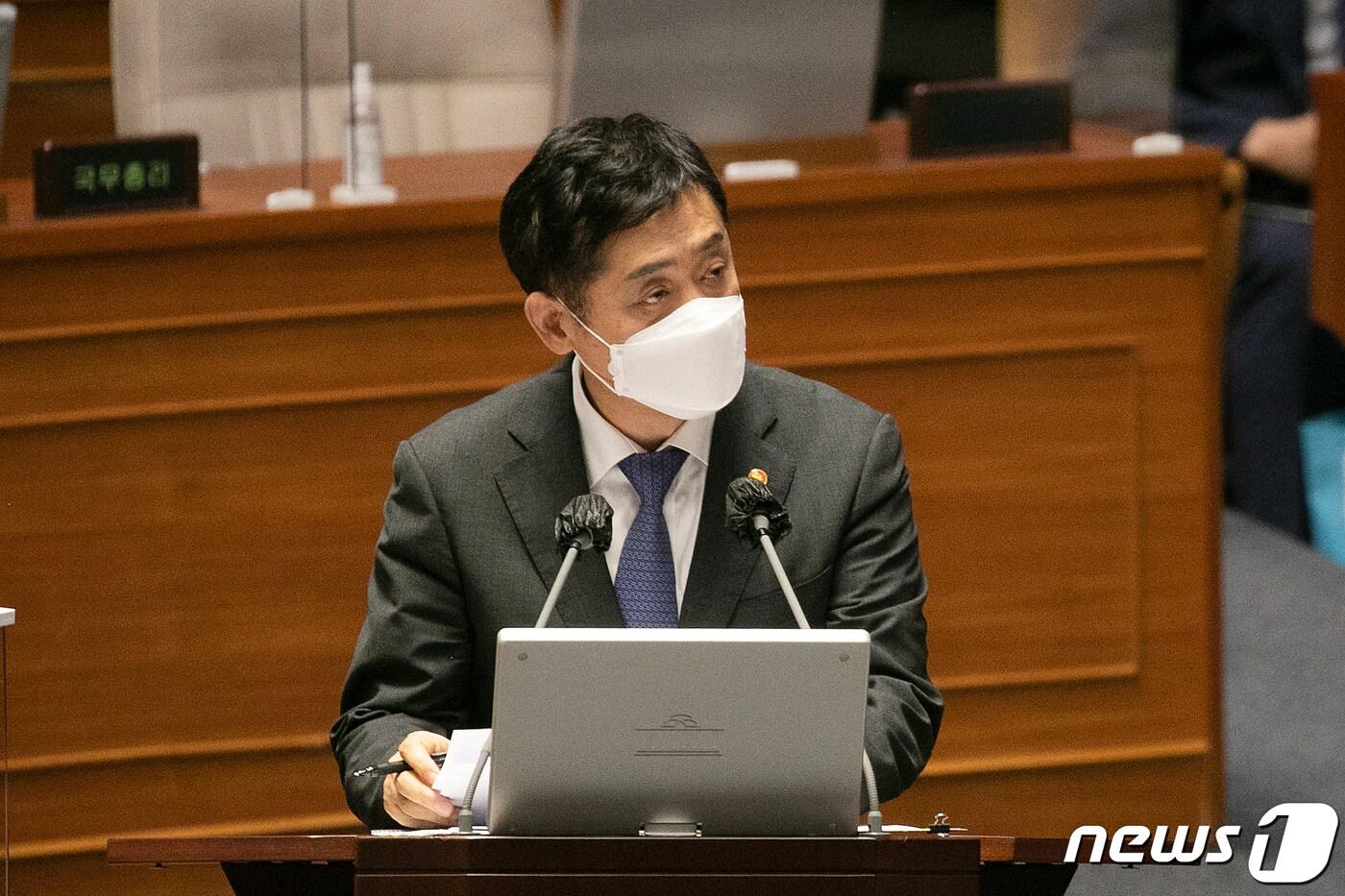 본문 이미지 - 김주현 금융위원회 위원장이 26일 오후 서울 여의도 국회 본회의장에서 열린 경제 분야 대정부질문에서 최승재 국민의힘 의원 질의에 답변하고 있다. (공동취재) 2022.7.26/뉴스1 ⓒ News1 이재명 기자