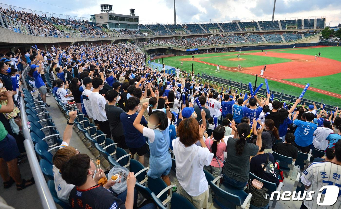 본문 이미지 - 22022년 7월 경북 포항야구장에서 열린 프로야구 '2022 신한은행 SOL KBO리그 삼성 라이온즈와 한화 이글스의 주중 3연전 첫 경기를 찾은 팬들. (뉴스1 자료, 재판매 및 DB금지) ⓒ 뉴스1 최창호 기자