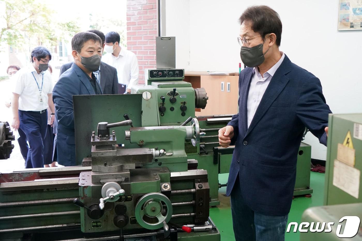 본문 이미지 - 조희연 서울시교육감이 지난해 7월 서울 성동구 성수공업고등학교를 방문해 학교 시설을 둘러보고 있다.(서울시교육청 제공) 