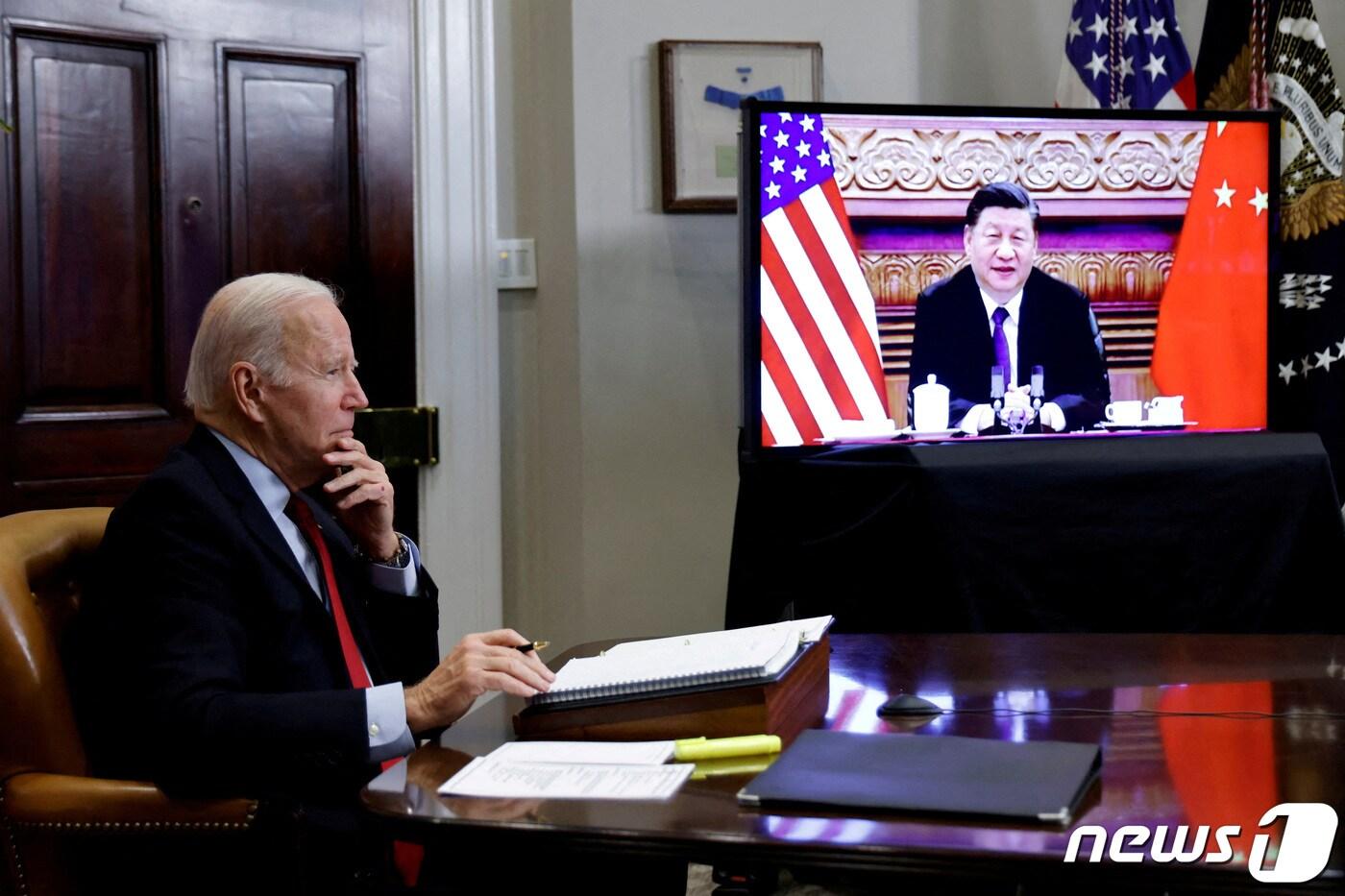 본문 이미지 - 워싱턴 백악관에서 조 바이든 미국 대통령이 시진핑 중국 국가주석과 화상으로 회의하고 있다. 2021.11.15. ⓒ 로이터=뉴스1 ⓒ News1 박기현 기자