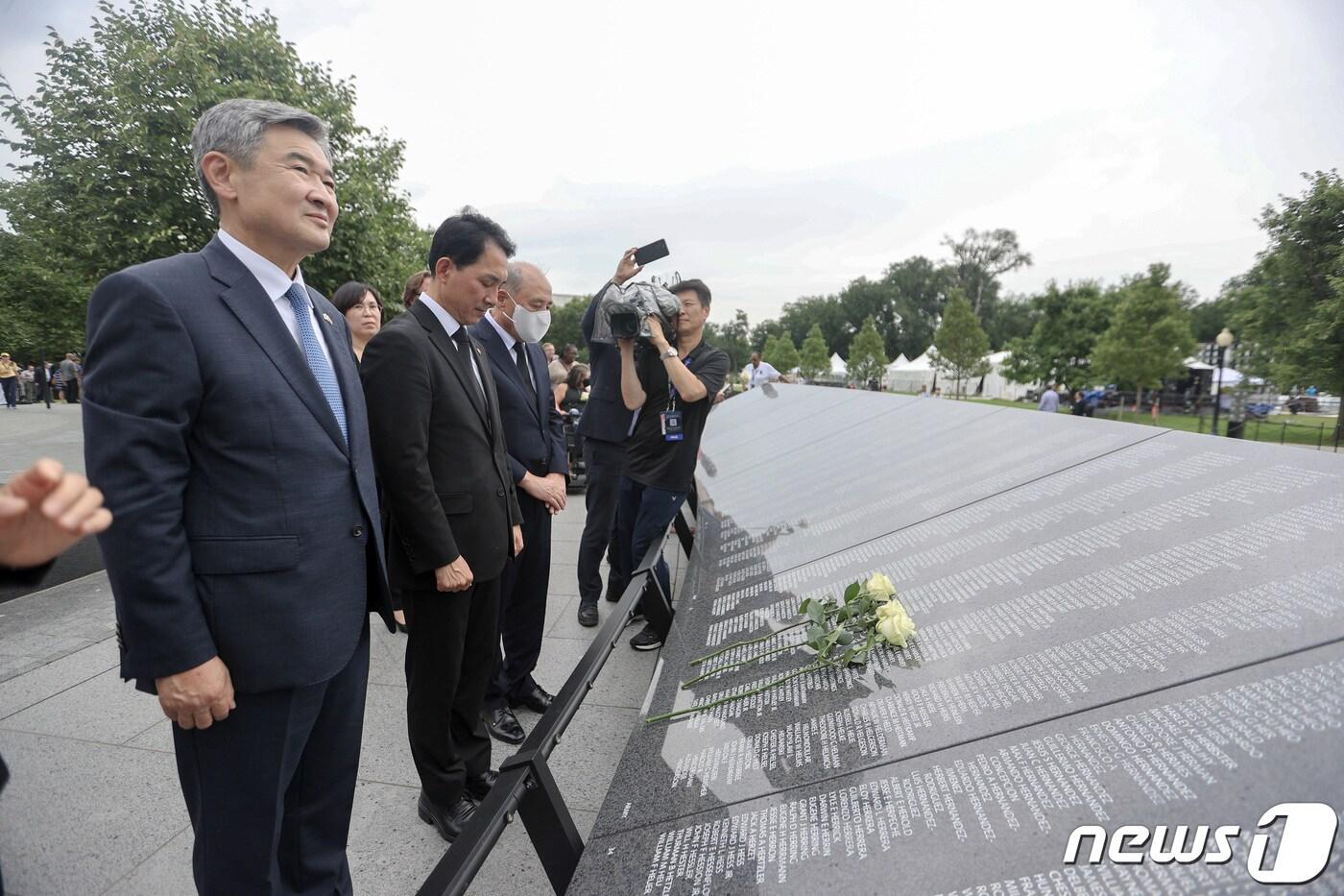 박민식 국가보훈처장(왼쪽에서 두번째)이 지난달 26일(현지시간) 미국 워싱턴 DC 소재 한국전 참전 기념공원에서 열린 '추모의 벽' 준공식에 참석, 추모의 벽에 헌화 후 묵념하고 있다. 왼쪽은 조태용 주미대사. (국가보훈처 제공) 2022.7.27/뉴스1