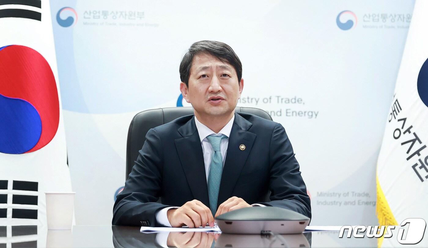 본문 이미지 - 지난 2022년 당시 안덕근 산업통상자원부 통상교섭본부장이 '인도태평양 경제프레임워크(IPEF) 장관회의'에서 IPEF 회원국 통상장관들과 화상 회의를 하고 있다. (산업통상자원부 제공) 2022.7.27/뉴스1