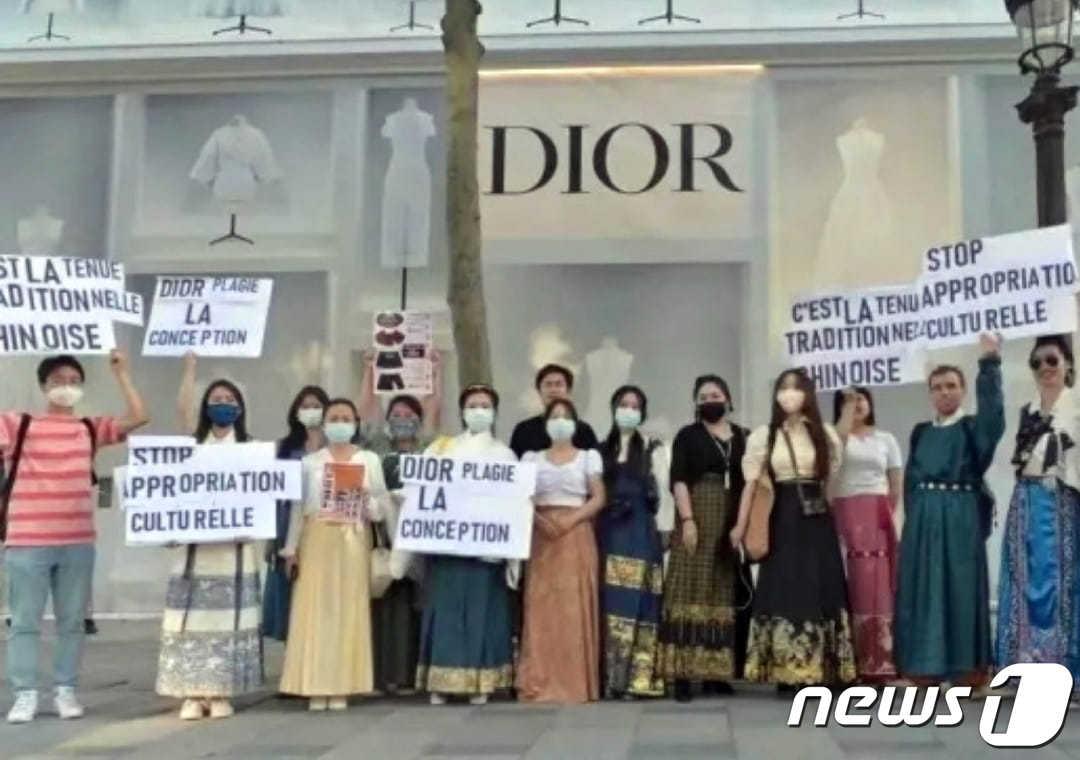 본문 이미지 - 중국 유학생들이 프랑스 파리 상젤리제 거리의 디올 플래그십 매장 앞에서 시위를 벌이고 있다(서경덕 성신여대 교수 페이스북 갈무리) ⓒ 뉴스1