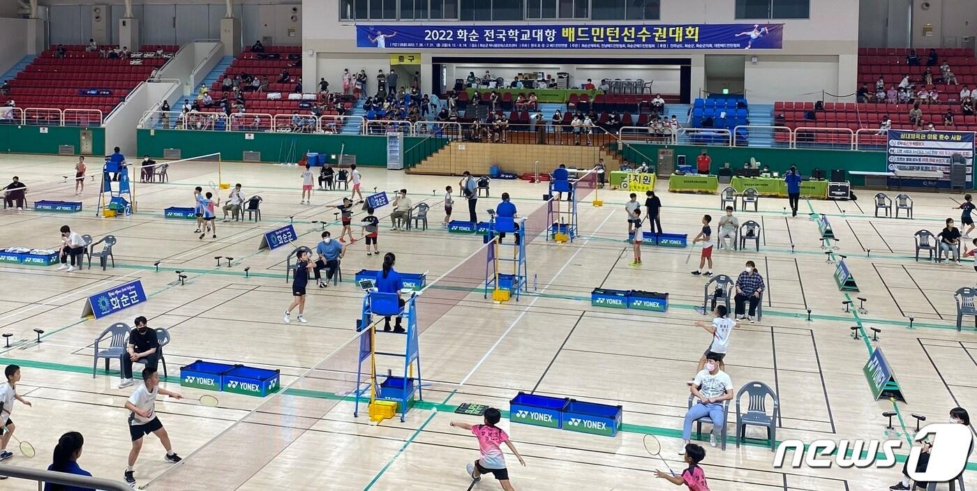 본문 이미지 - 화순 전국학교대항 배드민턴 선수권대회(초등부) 모습. ⓒ News1