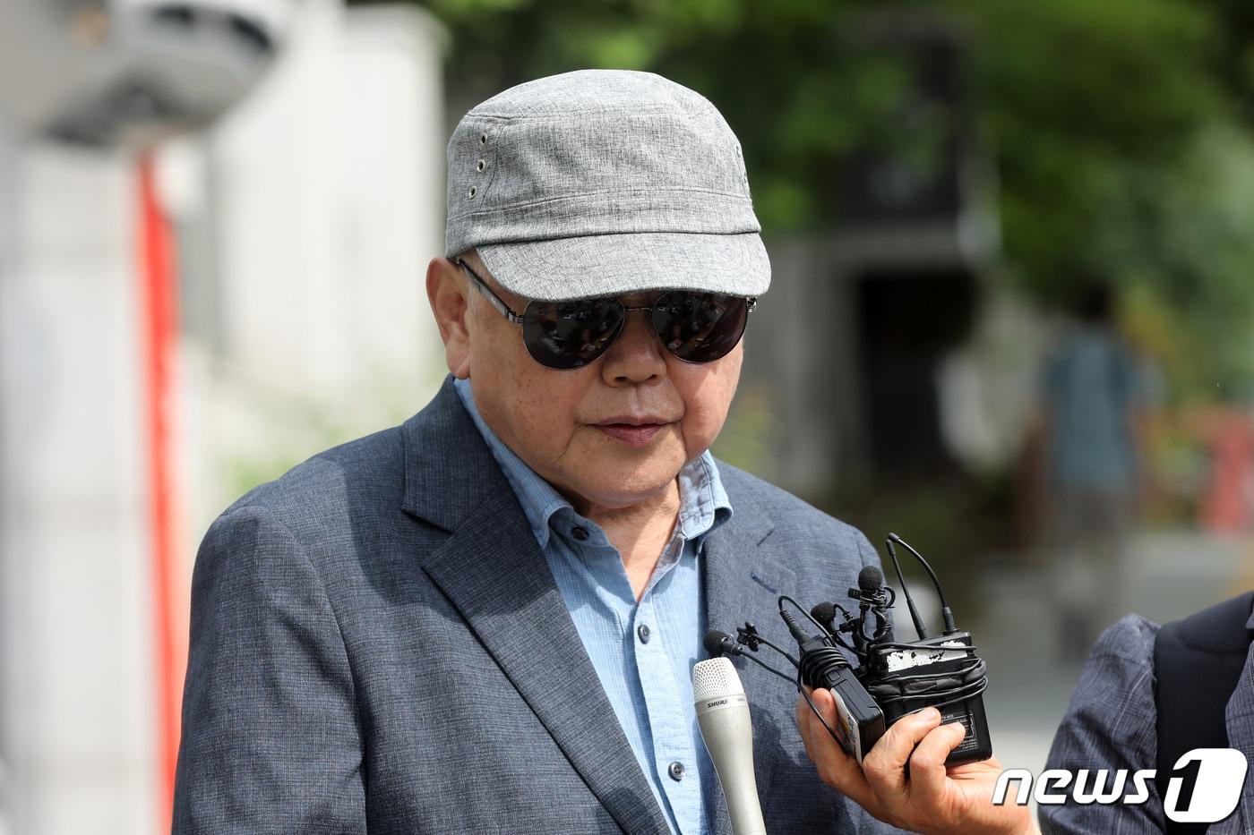 윤석열 대통령의 부인 김건희 여사가 '쥴리'라는 예명으로 불려졌다는 등의 주장을 했던 안해욱(전 대한초등학교 태권도협회장) 씨가 27일 오전 서울 서초경찰서 앞에서 피고발인 조사를 앞두고 입장을 밝히고 있다. 2022.7.27/뉴스1 ⓒ News1 황기선 기자