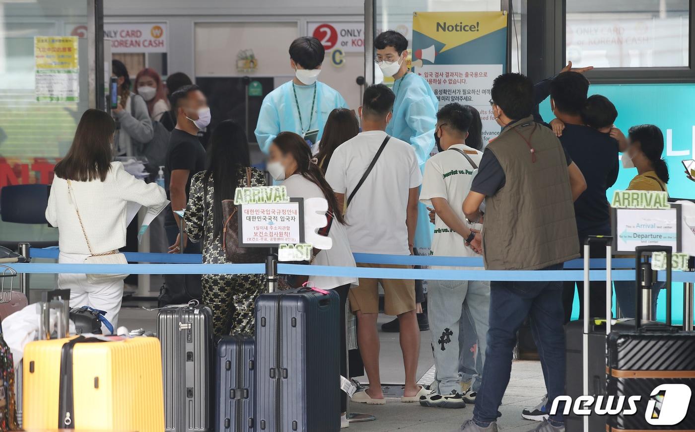 본문 이미지 - 인천국제공항 1터미널 신종 코로나바이러스 감염증(코로나19) 검사센터에서 해외 입국자들이 검사를 받기 위해 기다리고 있다./뉴스1 ⓒ News1 임세영 기자