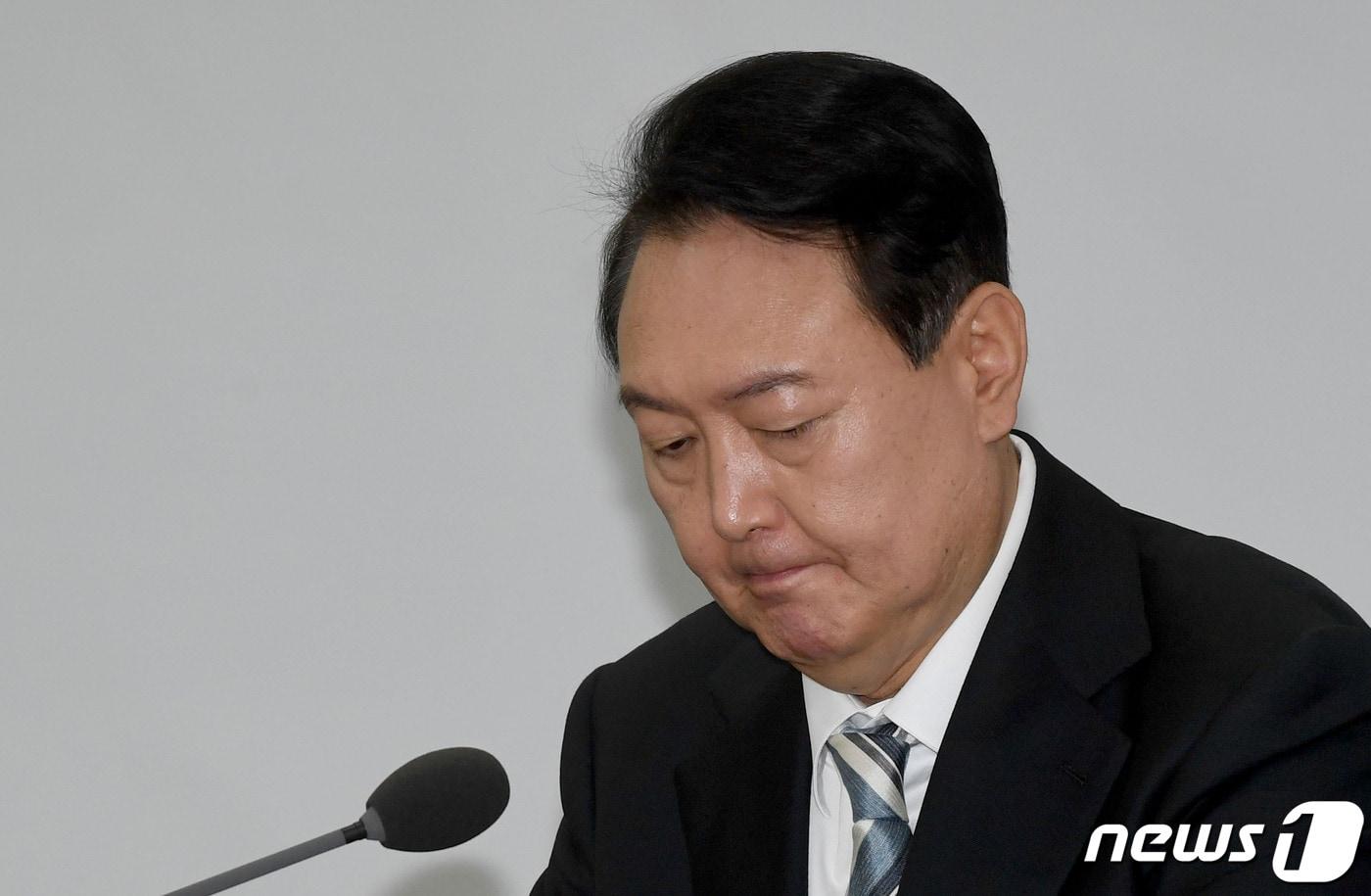 본문 이미지 - 윤석열 대통령이 27일 오전 경기 성남시 분당서울대병원 헬스케어 혁신파크에서 열린 제4차 비상경제민생회의에서 모두발언을 마친 후 생각에 잠겨 있다. (대통령실사진기자단) 2022.7.27/뉴스1 ⓒ News1 안은나 기자