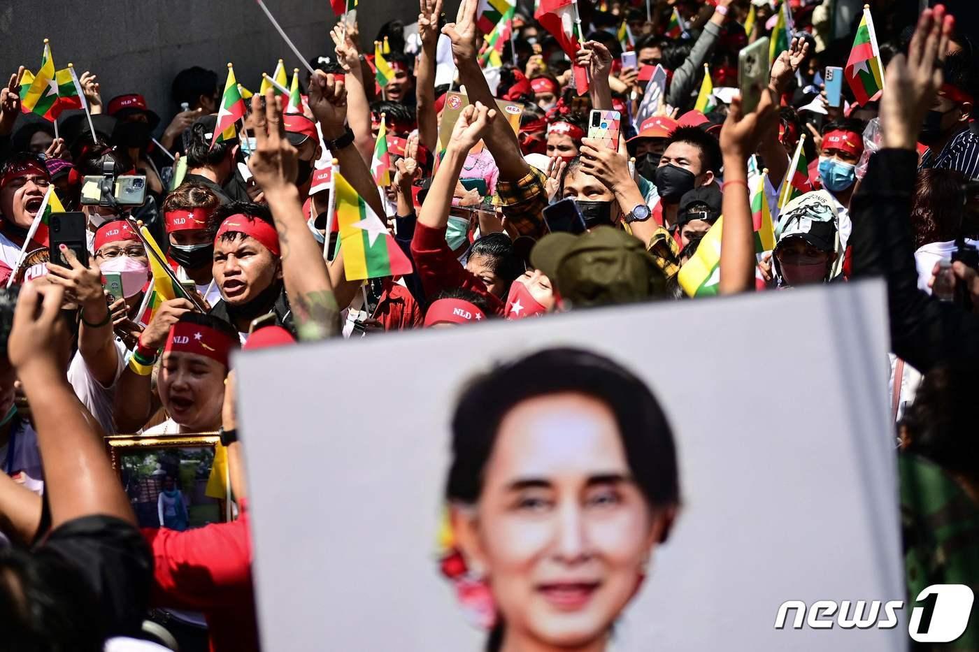 태국 방콕 주재 미얀마 대사관 밖에서 활동가들이 "민주주의를 원한다＂며 시위에 참여했다. ⓒ AFP=뉴스1 ⓒ News1 