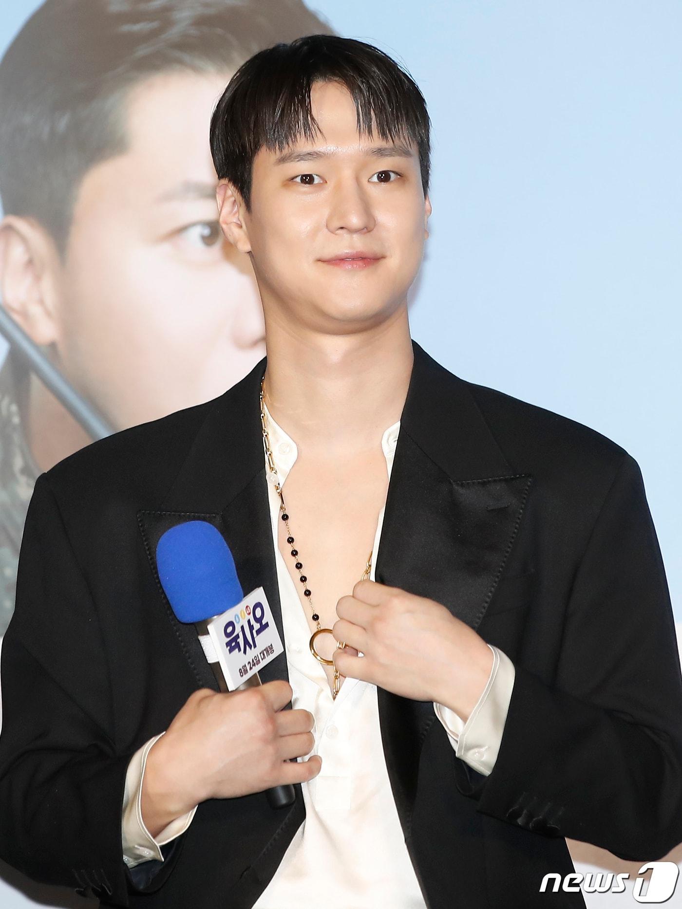 본문 이미지 - 배우 고경표가 27일 서울 광진구 롯데시네마 건대입구에서 열린 영화 '육사오'(감독 박규태) 제작보고회에서 옷매무새를 고치고 있다. '육사오'는 바람을 타고 군사분계선을 넘어가버린 57억 1등 로또를 둘러싼 남북 군인들간의 코믹 접선극이다. 2022.7.27/뉴스1 ⓒ News1 권현진 기자