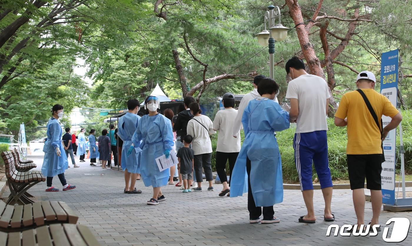 본문 이미지 - 코로나19 신규 확진자가 10만 명을 돌파한 27일 오전 대구 달서구보건소 선별진료소가 PCR검사를 기다리는 시민들로 붐비고 있다. 2022.7.27/뉴스1 ⓒ News1 공정식 기자