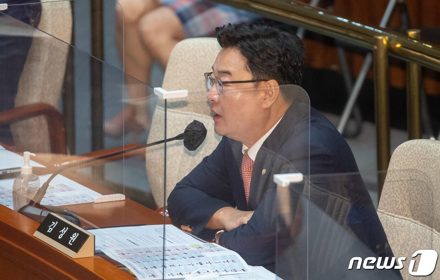 본문 이미지 - 예결위 여당 간사로 선임된 김성원 국민의힘 의원이 27일 서울 여의도 국회에서 열린 예산결산특별위원회 전체회의에서 인사말을 하고 있다. (공동취재) 2022.7.27/뉴스1 ⓒ News1 허경 기자