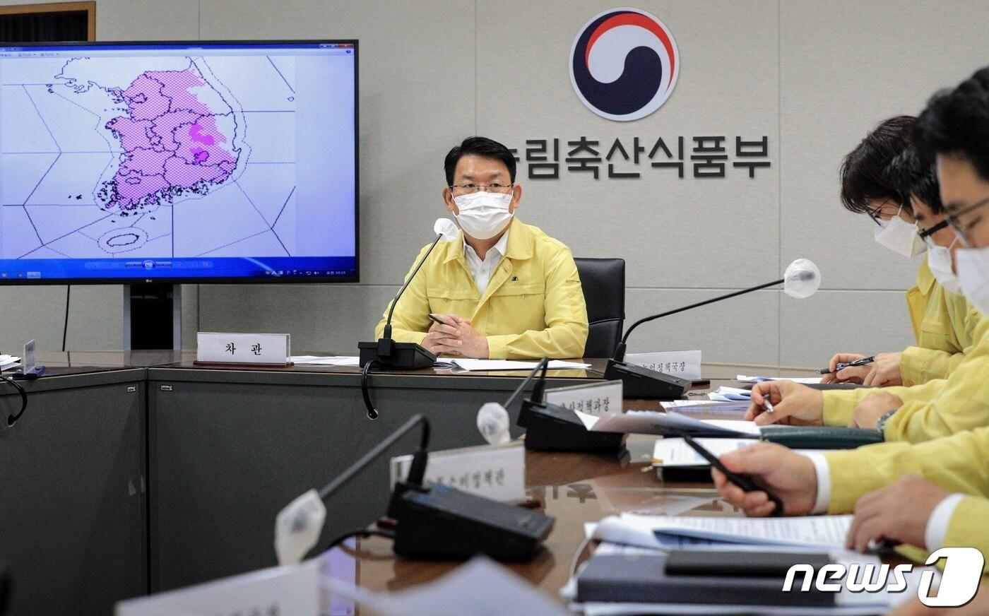 본문 이미지 - 김인중 농식품부 차관이 폭염으로 인한 농업피해 최소화를 위해 27일 관련 기관들이 참석하는 점검회의를 개최했다. ⓒ 뉴스1