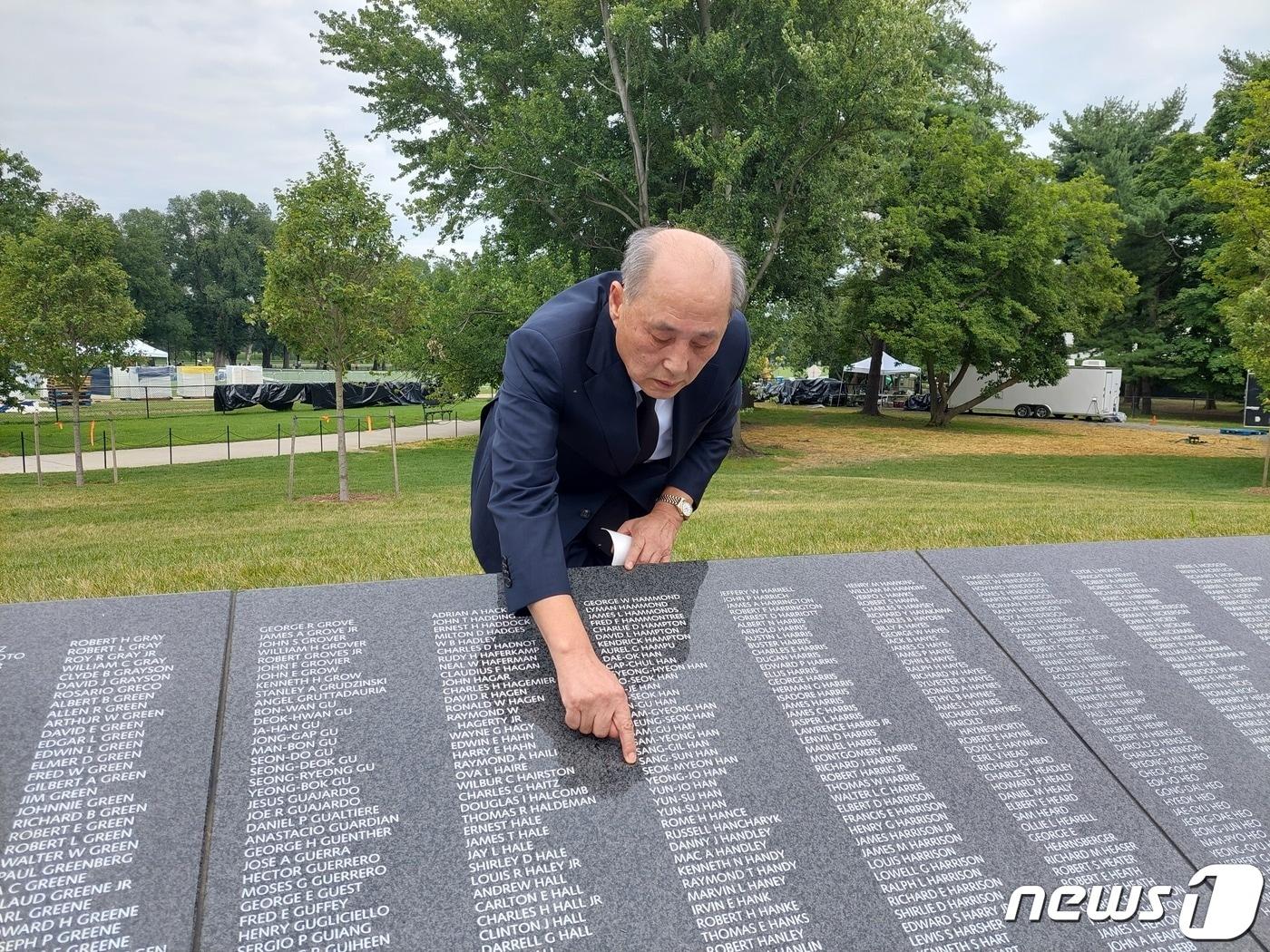 본문 이미지 - 한국전 카투사 전사자 한상순씨의 아들 신희씨가 26일(현지시간) 워싱턴DC 한국전 참전용사 기념공원내 건립된 '추모의 벽'에 새겨진 부친의 이름을 가리키고 있다. ⓒ 뉴스1