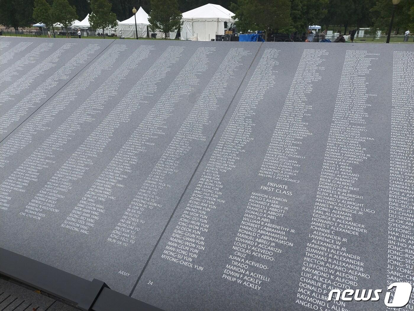 본문 이미지 - 미국 워싱턴 한국전참전용사기념공원에 건립된 ‘추모의 벽’.2022.7.27/뉴스1 ⓒ News1 김현 특파원