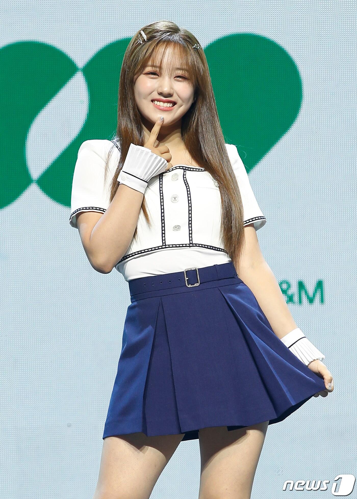 본문 이미지 - 그룹 첫사랑(CSR) 유나가 27일 서울 용산구 블루스퀘어 마스터카드홀에서 가진 첫 번째 미니 앨범 'Sequence : 7272 (시퀀스 : 7272)' 발매 기념 쇼케이스에서 포즈를 취하고 있다. 2022.7.27/뉴스1 ⓒ News1 권현진 기자