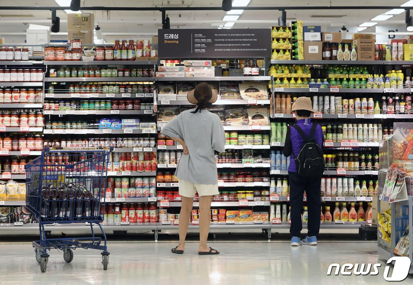 본문 이미지 - 서울의 한 대형마트에서 장을 보는 시민들. 2022.7.27/뉴스1