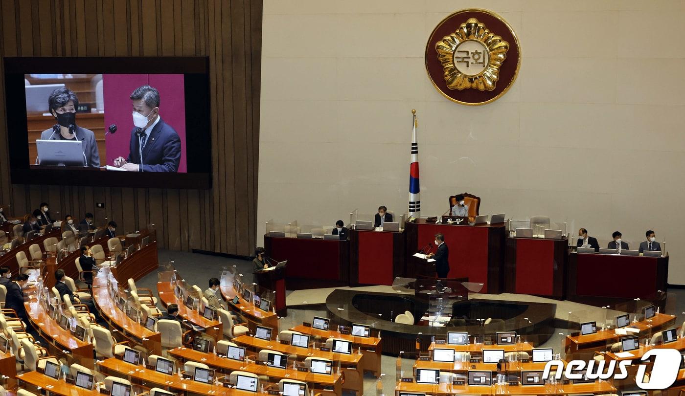 본문 이미지 - 박순애 사회부총리 겸 교육부 장관이 27일 서울 여의도 국회에서 열린 교육·사회·문화 대정부질문에서 서동용 더불어민주당 의원의 질의에 답하고 있다. (공동취재) 2022.7.27/뉴스1 ⓒ News1 허경 기자
