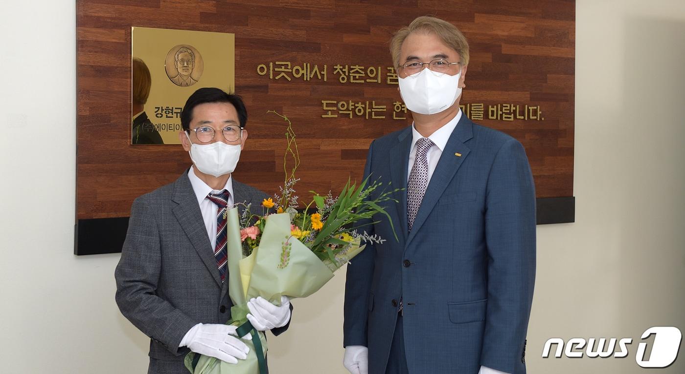 본문 이미지 - 순천향대는 대학발전기금을 기탁한 ㈜에이티이엔지 강현규 대표이사(왼쪽)의 뜻을 기려 스마트팩토리공학과 실습실을 '강현규 강의실'로 명명했다. (순천향대 제공)ⓒ 뉴스1