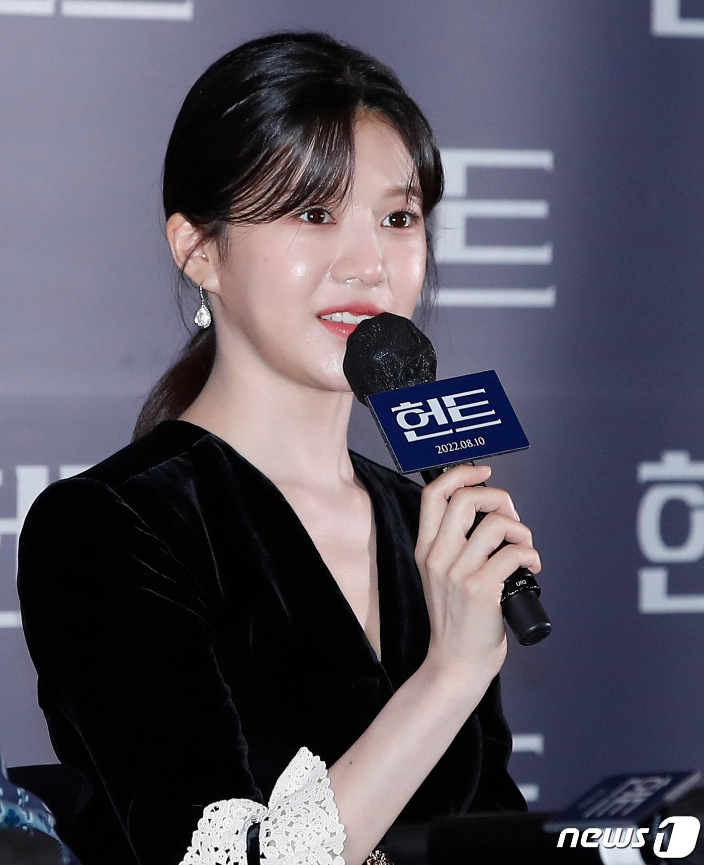 본문 이미지 - 배우 고윤정이 27일 오후 서울 강남구 메가박스 코엑스점에서 열린 영화 '헌트(HUNT)' 언론시사회 및 기자간담회에서 인사말을 하고 있다. ‘헌트'(감독 이정재)는 조직 내 숨어든 스파이를 색출하기 위해 서로를 의심하는 안기부 요원 박평호(이정재 분)와 김정도(정우성 분)가 '대한민국 1호 암살 작전'이라는 거대한 사건과 직면하며 펼쳐지는 첩보 액션 드라마다. 2022.7.27/뉴스1 ⓒ News1 권현진 기자