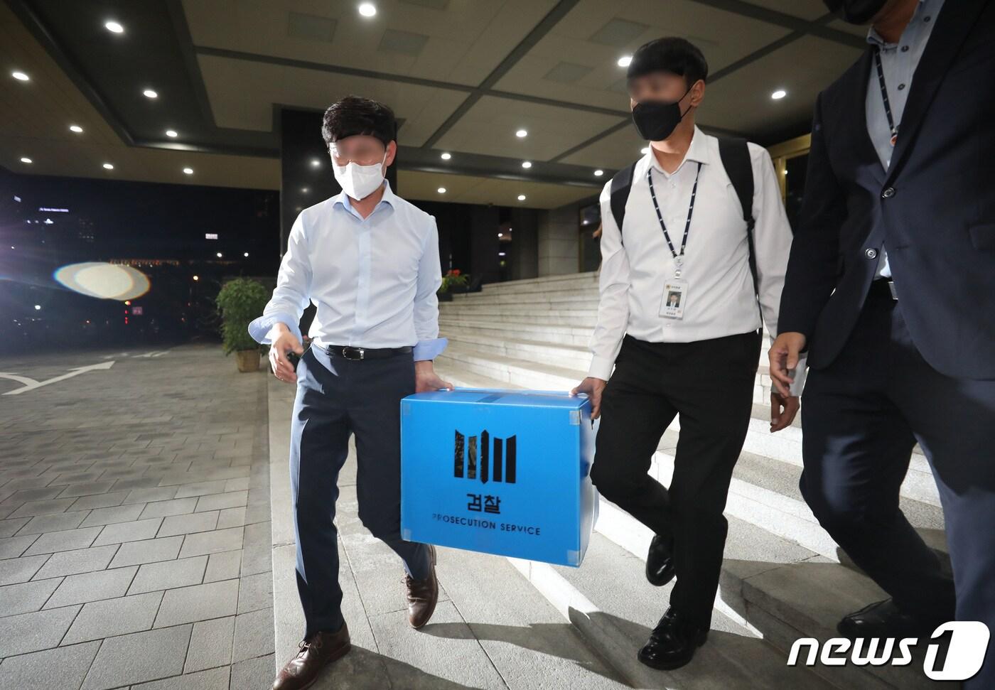 본문 이미지 - ‘문재인 정부의 공공기관 블랙리스트’ 의혹을 수사 중인 서울동부지검 관계자들이 통일부 압수수색을 마친 27일 오후 서울 종로구 정부서울청사를 나서고 있다. 2022.7.27/뉴스1 ⓒ News1 박지혜 기자