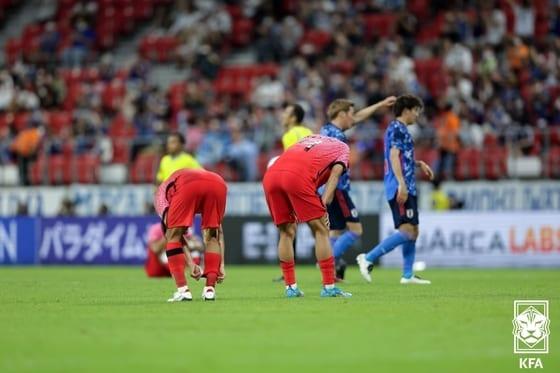 본문 이미지 - 대한민국 남자 축구대표팀 나상호와 조규성이 27일 오후 일본 가시마 스타디움에서 열린 일본과의 2022 EAFF(동아시아축구연맹) E-1 챔피언십 최종전에서 경기를 마치고 고개를 숙이고 있다. 대표팀은 일본에게 0대3으로 패배했다. (대한축구협회 제공)2022.7.27/뉴스1 ⓒ News1 박세연 기자
