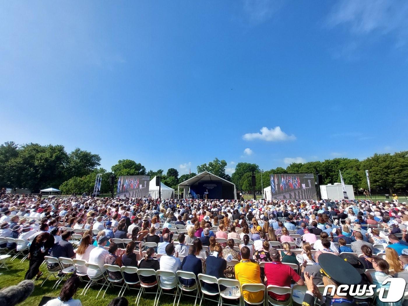 본문 이미지 - 한국전쟁 전정협정 체결 69주년인 27일(현지시간) 미국 워싱턴DC 한국전 참전용사 기념공원에서 '추모의 벽' 준공식이 열리고 있다. '한국전 전사자 추모의벽'에는 6·25 한국전쟁에서 전사한 미군과 카투사 전사자 4만여명의 이름이 새겨져 있다. 2022.7.27/뉴스1 ⓒ News1 김현 특파원