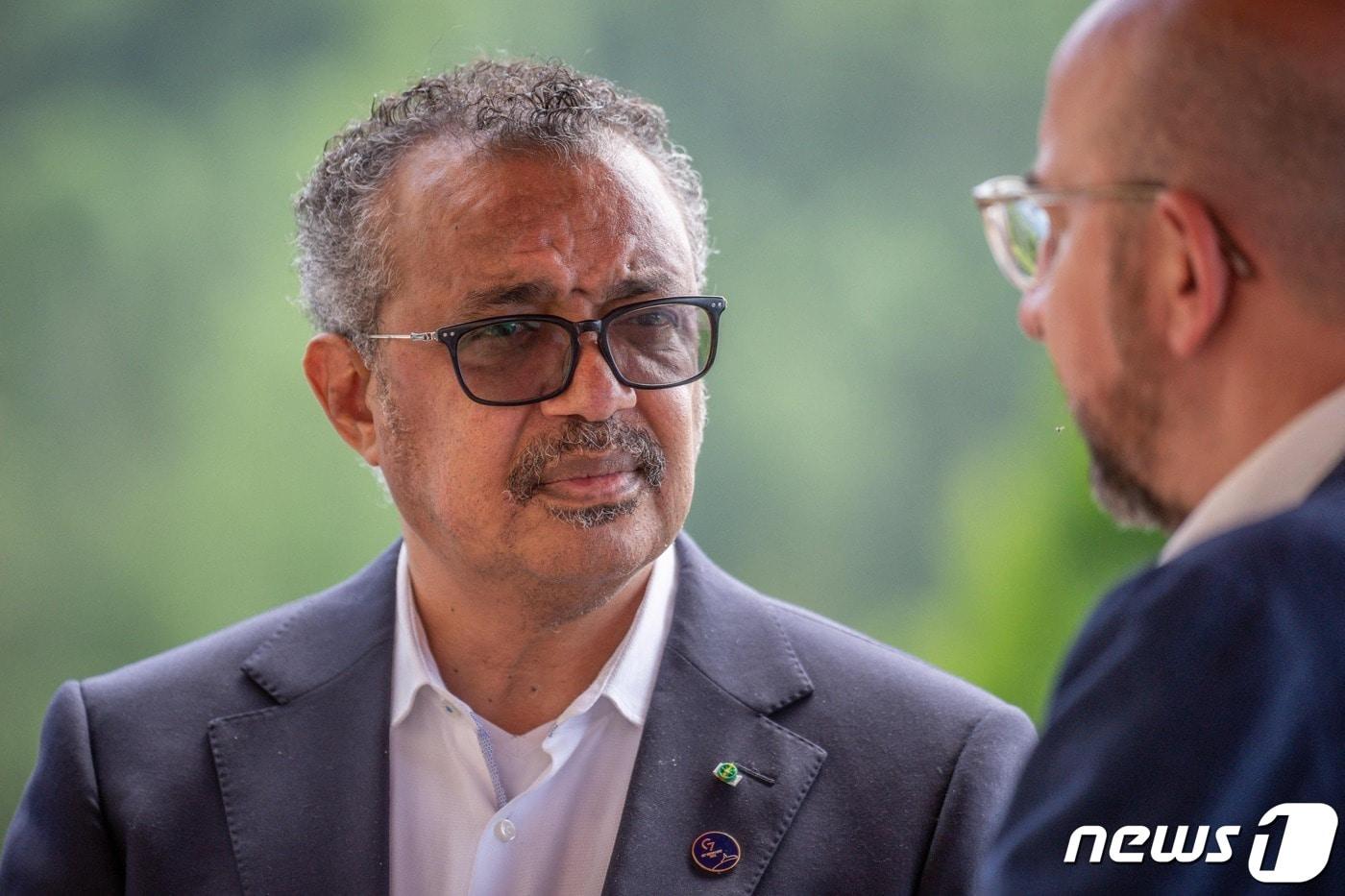 테워드로스 아드하놈 거브러여수스 세계보건기구(WHO) 사무총장이 지난 6월27일 독일 남부 엘마우성에서 열린 주요 7개국 정상회의에 참석해 샤를 미셸 유럽의회 상임의장의 말을 듣고 있다. ⓒ AFP=뉴스1 ⓒ News1 강민경 기자