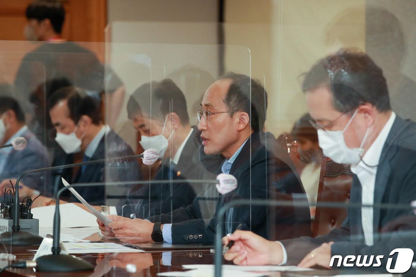 본문 이미지 - 추경호 경제부총리 겸 기획재정부 장관이 28일 서울 중구 은행회관에서 열린 비상거시경제금융회의에서 모두발언을 하고 있다. (공동취재) 2022.7.28/뉴스1 ⓒ News1 임세영 기자