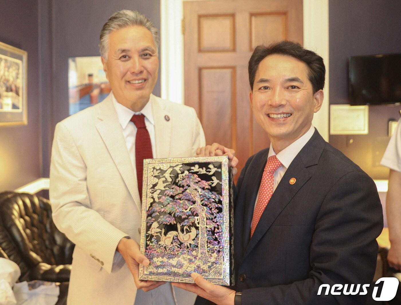 본문 이미지 - 박민식 국가보훈처장과 마크 타카노 미 하원 보훈위원장. (국가보훈처 제공) 2022.7.28/뉴스1