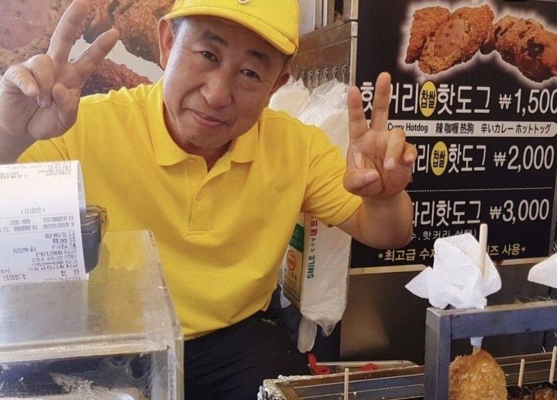 본문 이미지 - '강남역 핫도그 사장님' 박광섭씨. (온라인 커뮤니티 갈무리) ⓒ 뉴스1