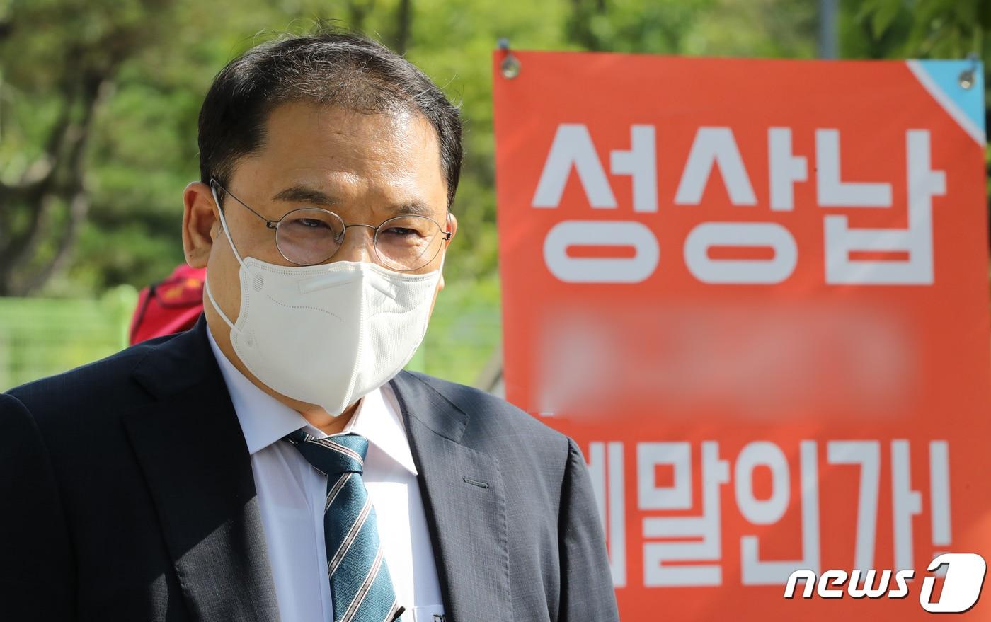 강신업 변호사가 지난달 28일 경기 의왕시 서울구치소 앞에서 이준석 국민의힘 대표의 성상납 의혹과 관련 참고인 조사에 앞서 브리핑 하고 있다. 2022.7.28/뉴스1 ⓒ News1 장수영 기자