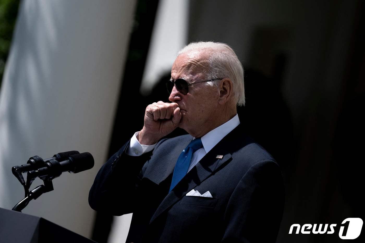 조 바이든 미국 대통령이 27일 (현지시간) 두 차례 코로나 19 음성 판정을 받아 격리에서 해제된 뒤 워싱턴 백악관에서 대국민 연설 중 기침을 하고 있다. ⓒ AFP=뉴스1 ⓒ News1 우동명 기자