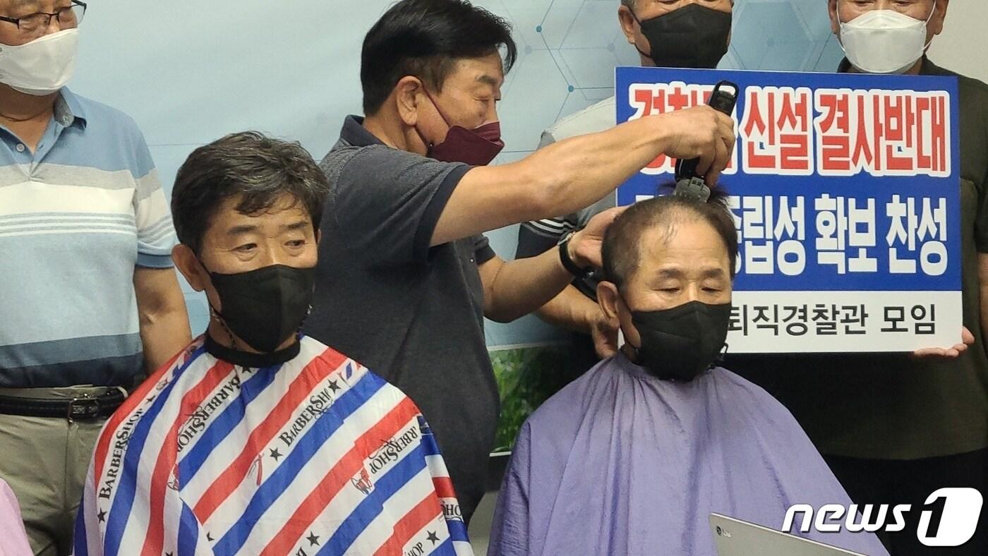 본문 이미지 - 전북 익산 퇴직 경찰관들이 28일 익산시청 기자실에서 행안부 내 경찰국 신설 반대 입장을 발표하고 삭발식을 진행하고 있다.2022.7.28./ⓒ 뉴스1 유경석 기자