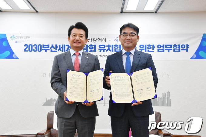 본문 이미지 - 28일 오전 시청에서 열린 '2030부산세계박람회 유치홍보 및 범시민 유치 공감대 조성을 위한 업무협약 체결식'에서 안병석 에어부산 대표(왼쪽)와 이성권 부산시 경제부시장이 기념촬영을 하고 있다.(부산시 제공)ⓒ 뉴스1