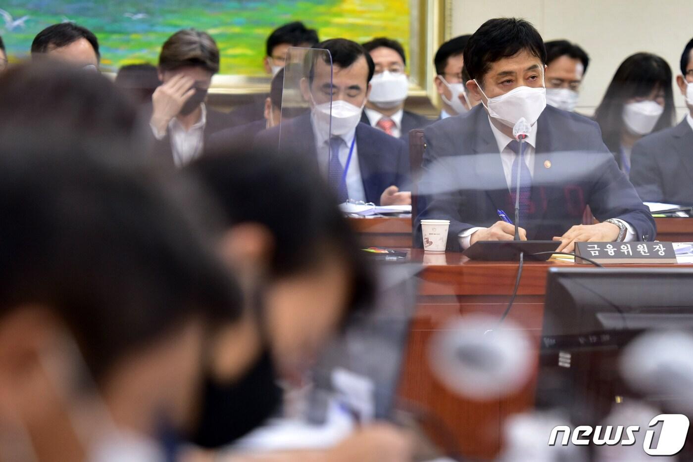 본문 이미지 - 김주현 금융위원장이 28일 서울 여의도 국회에서 열린 정무위원회 전체회의에서 의원 질의에 답변을 하고 있다. (공동취재) 2022.7.28/뉴스1 ⓒ News1 허경 기자