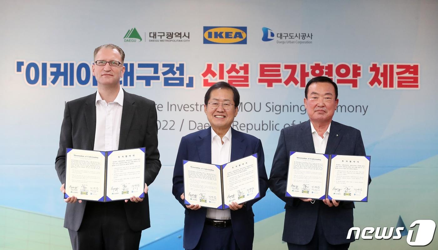 본문 이미지 - 프레드릭 요한손 이케아코리아 대표(왼쪽부터)와 홍준표 대구시장, 정명섭 대구도시공사 사장이 28일 오전 대구시청 산격청사에서 열린 이케아 대구점 건립을 위한 투자협약 체결식에서 투자협약서에 서명한 뒤 기념사진을 찍고 있다. 2022.7.28/뉴스1 ⓒ News1 공정식 기자